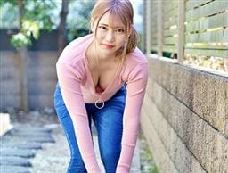 谷間全開でゴミ出し場所に来る人妻は性欲を持て余しているはず！